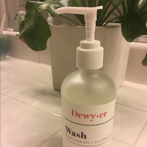 Dewyer Spirulina Oil and Chlorophyll Wash